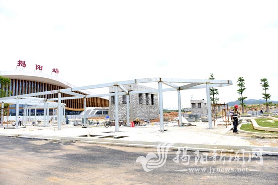 图为梅汕客专揭阳站站前广场及道路配套工程建设现场.谢泽博 摄