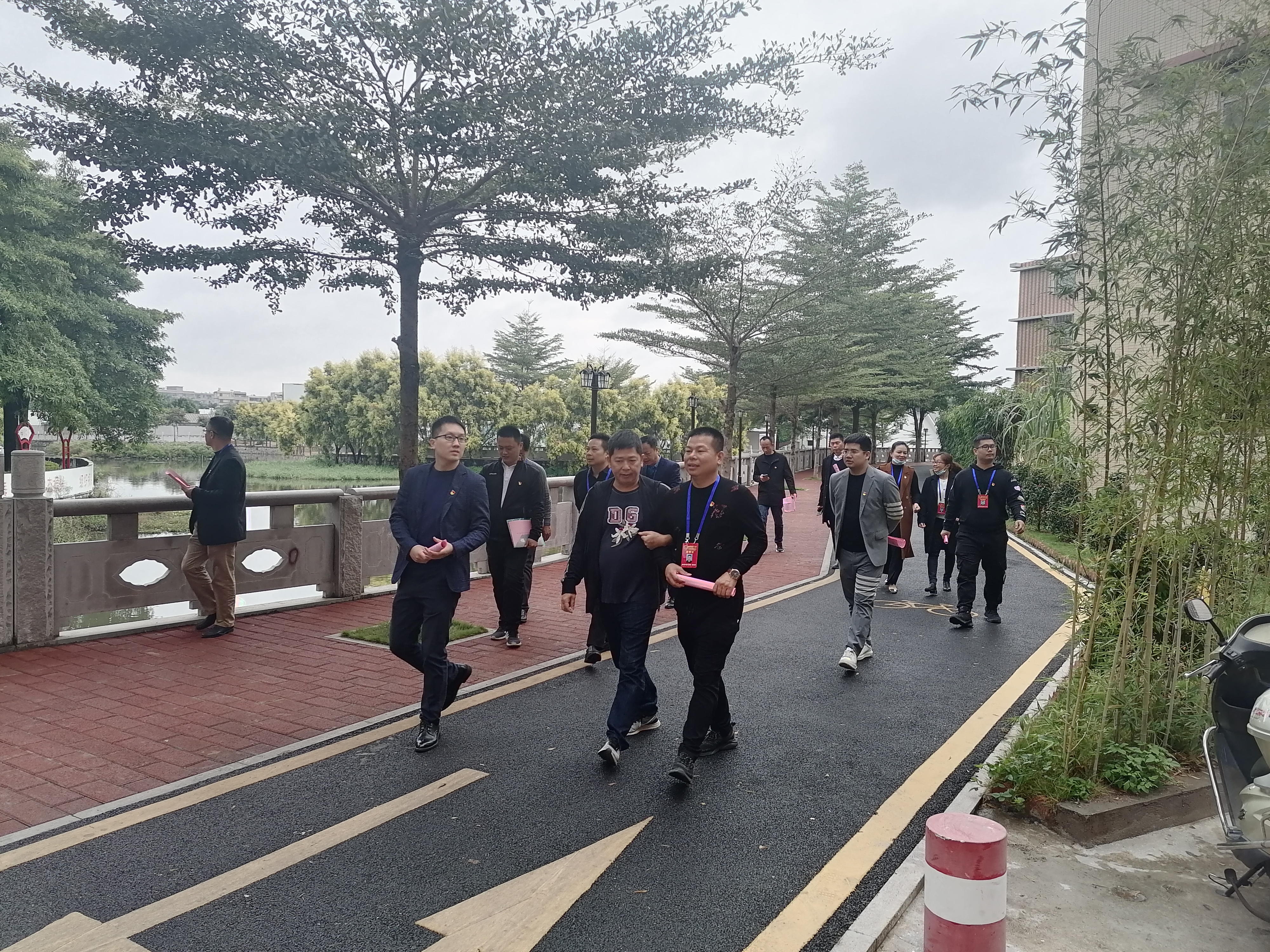 视察港畔村美丽乡村建设01.jpg