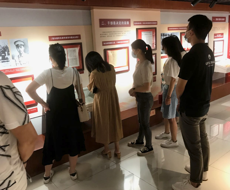 区统计局组织参观“百年恰是风华正茂——庆祝中国共产党成立100周年主题档案文献展”